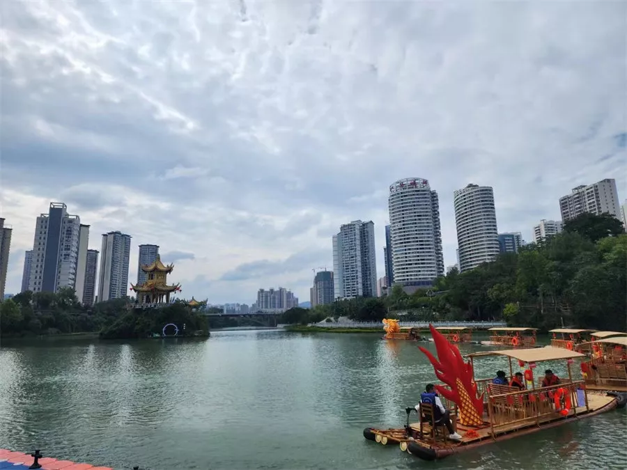 游龙款竹筏